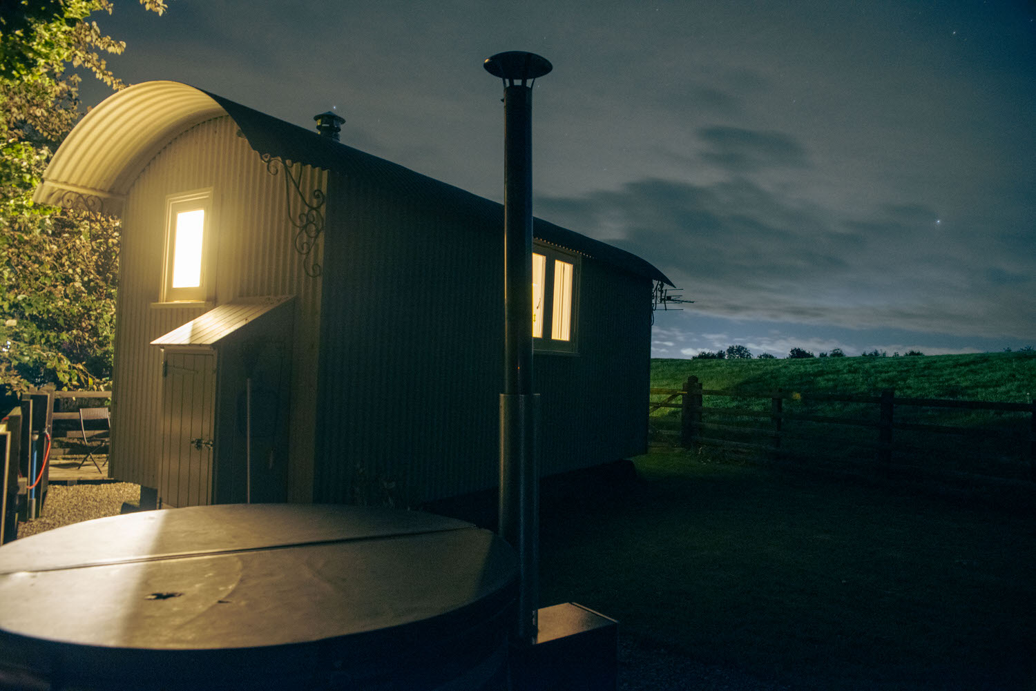 Yorkshire-Dales-Shepherds-Hut-with-Hot-Tub-06