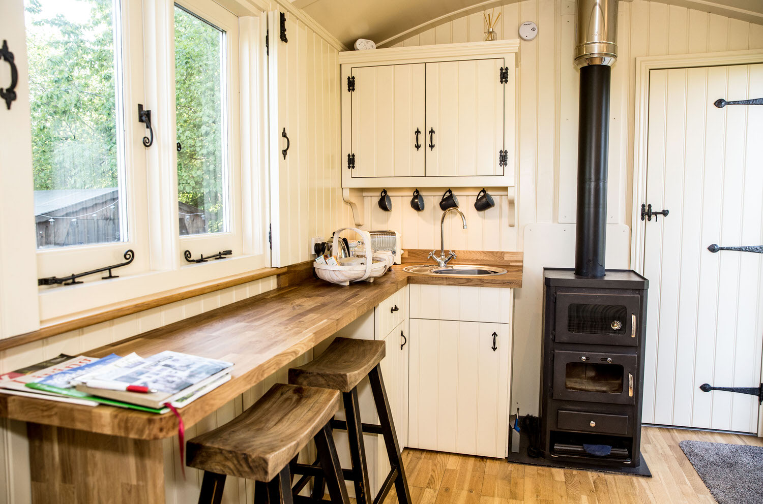 Yorkshire-Dales-Shepherds-Hut-with-Hot-Tub-18